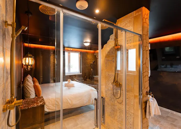 La De Venus - A Theme Jacuzzi Et Piece Secrete - Evasion Pour Deux شقة *